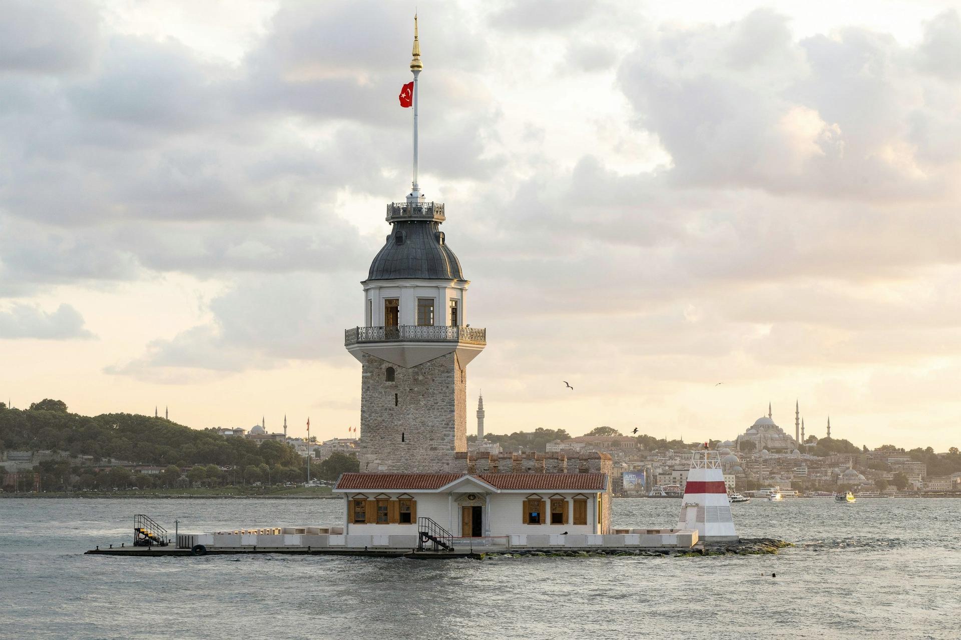 Üsküdar’da gün batımında Kız Kulesi; arkada tarihi yarımadanın silueti